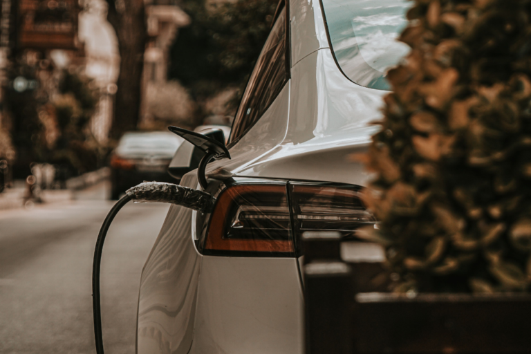 Recargas improvisadas colocam carros elétricos e imóveis em risco