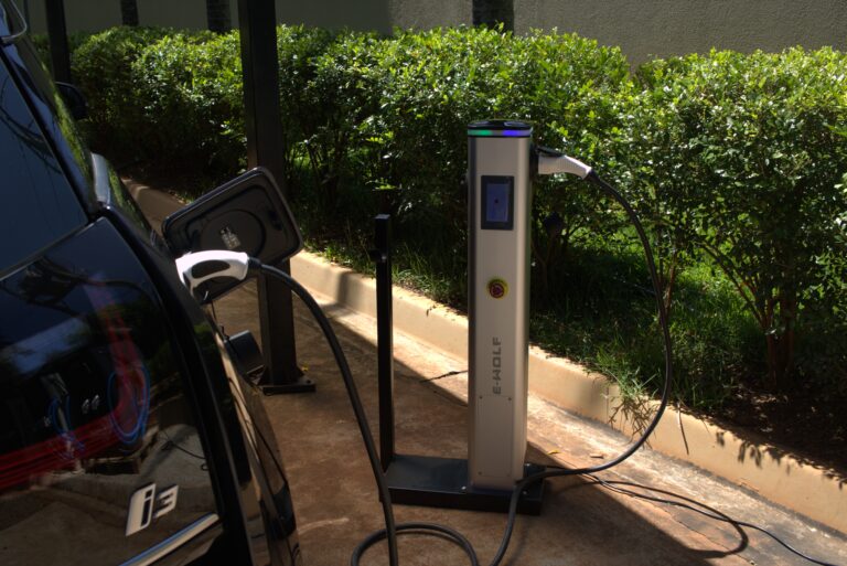 Furto de cabos cria novo risco para pontos de recarga de veículos elétricos