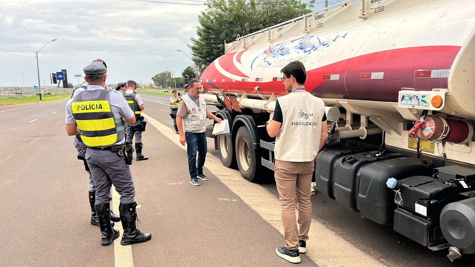 Ipem-SP fiscaliza veículos de carga em Araçatuba