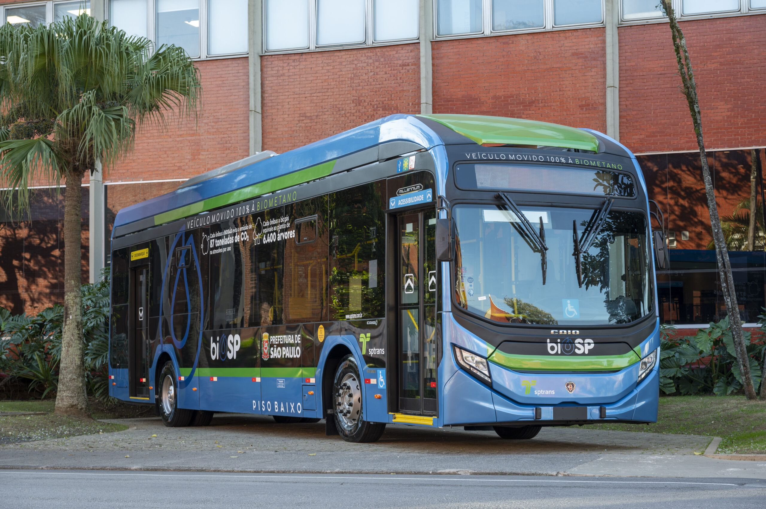 Scania e Caio lançam novo ônibus a gás/biometano Padron com piso baixo