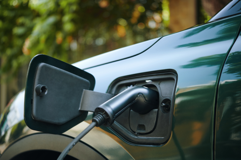 7 em cada 10 brasileiros desejam comprar um carro eletrificado