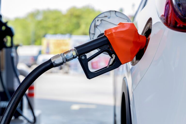 Gasolina parada no tanque: como proteger o combustível de carros híbridos