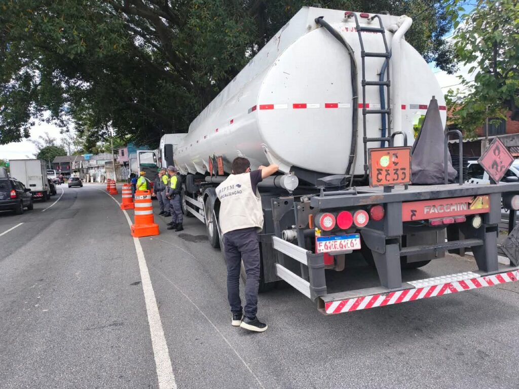 Ipem-SP fiscaliza transporte de produtos perigosos na capital